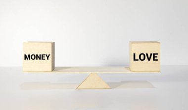 Tahterevallide Aşk ve Para 'nın arasında. Aile ve tahterevalli üzerine çalışmak arasında tartılmak.