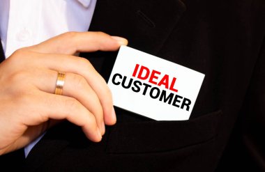 İş adamı cebine idealli bir kart koyuyor..