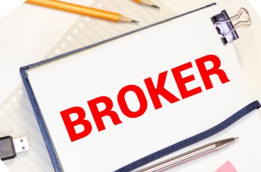 Komisyonculuk konsepti, yazıt komisyoncusu, kırmızı arka planda domuz kumbarası, emlak piyasası..