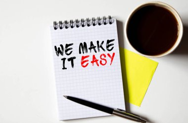 Kolaylaştır konsepti, defterde ampullü el yazısı.