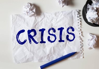 Siyah arka planda kriz yazan beyaz buruşmuş kağıt. Kapatın. Küresel ekonomi çöküşü kavramı