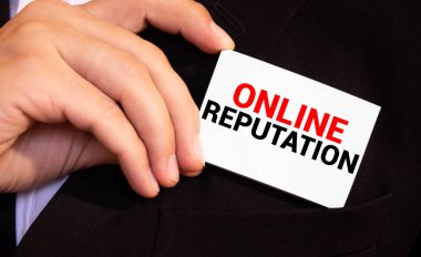 İş adamının elinde ONLINE REPUTATION mesajı olan bir kart tutmasına yakın plan, yumuşak odaklı iş konsepti görüntüsü