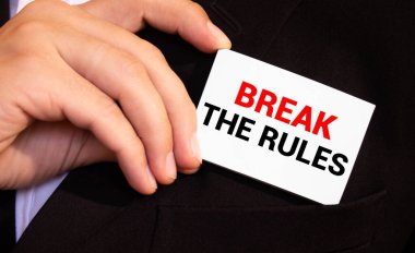 Elinde yazılı bir kart tutan bir işadamı kuralları çiğniyor. Klavye, diyagram ve beyaz arkaplan.