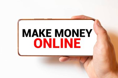 Çevrimiçi Para Yap metniyle kağıt not. Akıllı telefon.