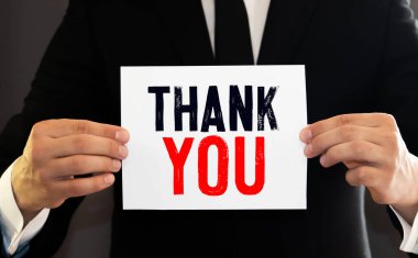 İş adamı elinde bir mesajla beyaz tahta tutuyor. Teşekkürler.