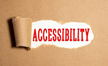 Erişilebilirlik kelimesi yırtık kahverengi kağıdın arkasında beliriyor. Erişilebilirlik ya da kullanılabilirlik kavramı.