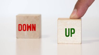 Tahta blokta kelime yukarı ve aşağı, konsept