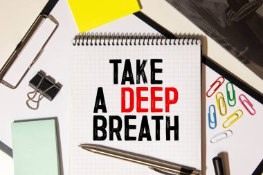 Metin ile Araçlar ve Notlar Defteri Derin bir nefes al, konsept