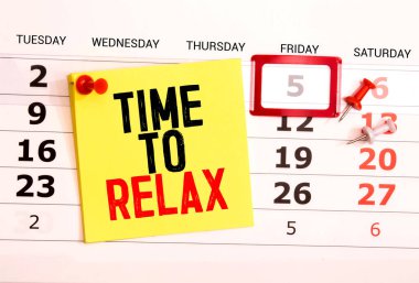 Not defterinde beyaz arkaplan, not defteri, kalem ve hesap makinesi ile birlikte metin gevşeme zamanı. Konsept fotoğraf olarak kullanılabilir