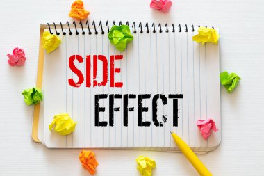 Tıbbi konsept olarak tahta arka planda steteskop ve kalemle yan etkisi.