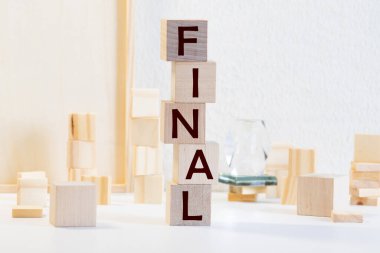 Kırmızı arkaplan ile tahta küp üzerine yazılmış son söz.