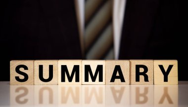 Masanın üstündeki tahta bloklardan özet geç..