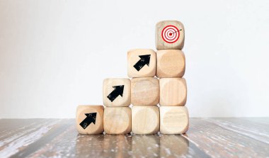 Mavi arka planda tahta küplerin üzerindeki ok simgeleriyle iş veya ekonomik büyüme kavramı.