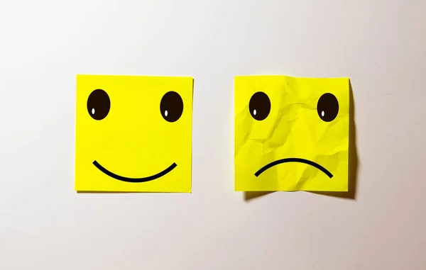 Zwei Zettel Auf Korkwand Mit Smiley Und Traurigem Cartoon Gesichtsausdruck — Stockfoto
