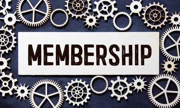 Üyeler kelimesi kalemlerin yakınındaki siyah bir arkaplanda yazılıdır.