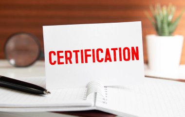 Zarftan mektup ile yazılmış CERTIFICATE kelime.