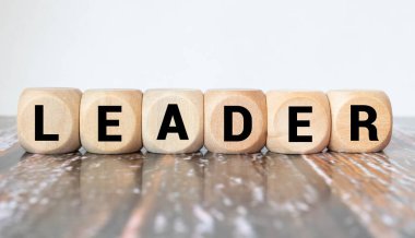 Beyazlar üzerinde izole edilmiş yapı taşlarıyla yapılan lider kelimesi.