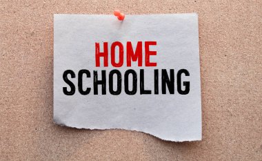 Küçük bir okul karatahta metnindeki tebeşirle evde eğitim.