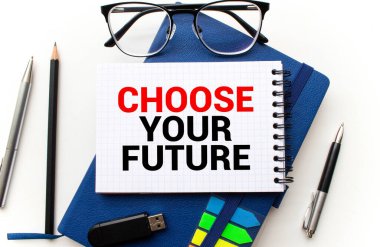 Düz kompozisyon: Geleceğini seç, bilgisayar klavyesi ve kırtasiye malzemesi beyaz masada. Kariyer konsepti