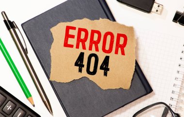 Not defterinde 404 hatası ve çıkartması var. Bugün ahşap masada, kahve ve kek ile birlikte..