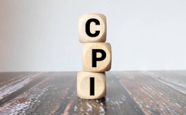 Harf bloğu kelime CPI kısaltması ahşap zemin üzerinde tüketici fiyat indeksi.