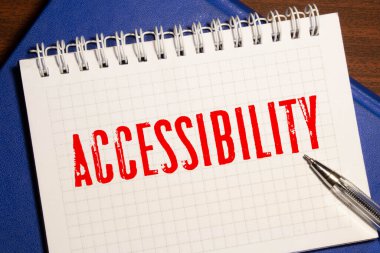 Erişilebilirlik kelimesi yırtık kahverengi kağıdın arkasında beliriyor. Erişilebilirlik ya da kullanılabilirlik kavramı.