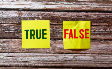 Beyaz arkaplan üzerinde doğru ve yanlış izole kelime ile yapışkan notlar