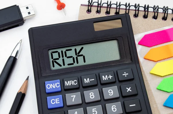 Ekranda Risk Yazan Bir Hesap Makinesi Para Finans Konsepti — Stok fotoğraf