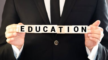 Tahta bloklar ve ünlem işaretiyle hecelenen eğitim