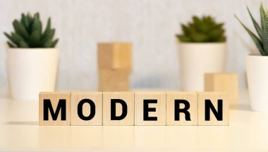 Ahşap blokta yazılmış modern bir kelime. Çimento üzerinde modern metin desing, konsept için.