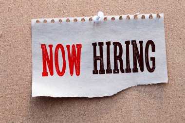 Mantar panoya yapışkan bir not, üzerinde şu an işe alma kelimeleri var..