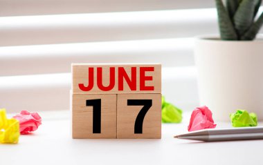 17 Haziran. 17 Haziran 'da, takvim mavi arka planda. Yaz zamanı, metin veya şablon için boş boşluk