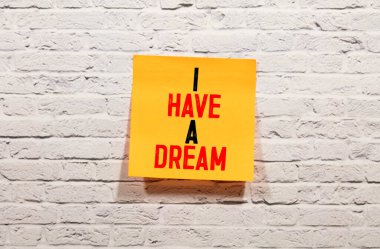 Yırtık kağıdın altına yazılmış bir rüya kelimem var.