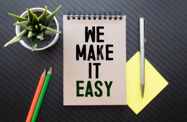 Tahta masadaki deftere kolayca mesaj yazarız. Üst görünüm - iş konsepti.