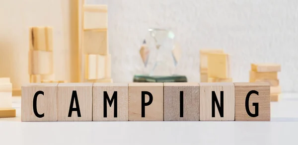 Camping Szó Egy Fából Készült Kocka Tábla Homályos Hátterű Kemping — Stock Fotó
