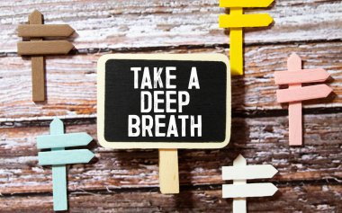 Derin bir nefes al. Siyah tabak, konsept üzerine.