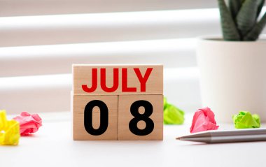 Tahta takvim 08 Ağustos 'ta beyaz arkaplanda.