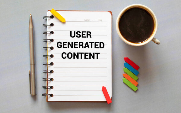 Бизнес-концепция. Вид сверху на ручку, очки и тетрадь, написанную с помощью сгенерированного контента