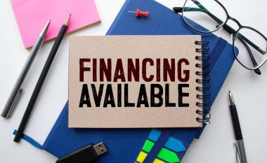 Klavyede yırtık bir kağıda yazılmış AVALABLE FINANCING Sözcükleri.
