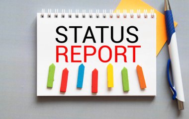 Durum Raporunu gösteren metin işareti. Kavramsal fotoğraf güncelleme durum özeti Bir zaman dilimi Notebook parça kağıt klavye ilham fikirleri Bilgisayar siyah işaretleyici yazın.