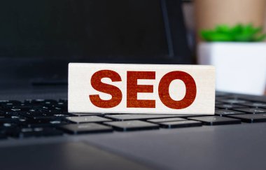 Tahta elementlerin harflerle toplandığı Seo kelimesi.,