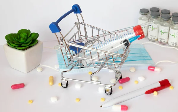 薬と薬のショッピングトロリー — ストック写真