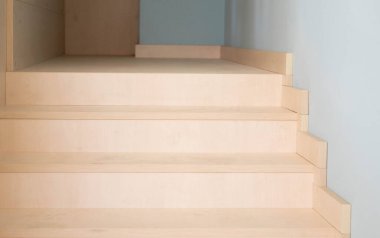 Koyu renkli ahşap merdiven. Minimalizm biçimi, köşegen yükseliyor.