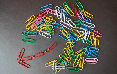 her yöne doğru renkli oklar