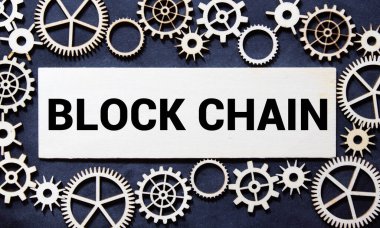 Tahta blokta yazılı engelleme kelimesi. Tasarım konseptiniz için tahta masadaki zincir metni engelle.