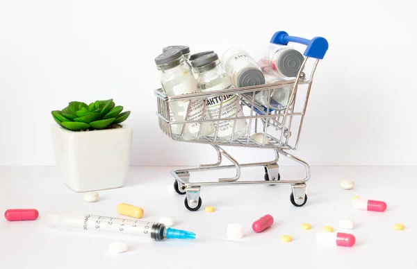 様々な医薬品や薬でいっぱいのショッピングカート 医療用薬やウイルス対策機器でいっぱいの食料品店 薬局のコンセプト — ストック写真