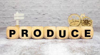 Tahta küplere yazılmış prodüksiyon kelimesi.