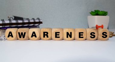 Tahta blokta yazan farkındalık kelimesi. masadaki farkındalık metni, konsept.