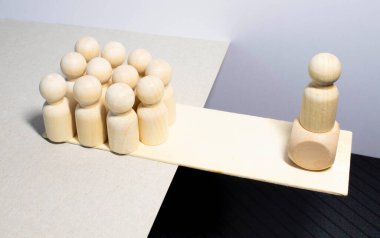 Pembe lider, çalışanlardan oluşan bir kalabalıktan. Halk, İş, İnsan Kaynakları Yönetimi, İşe Alma, Takım Çalışması, Strateji ve Liderlik Kavramları