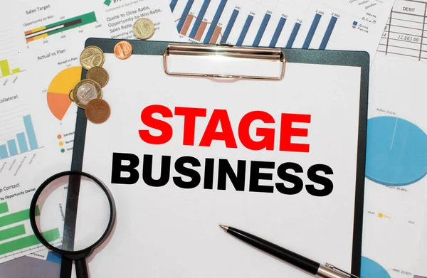 Stageビジネスを示すテキスト サイン 企業が顧客をリードする概念的な写真購入プロセスデスクノートブックペーパーオフィス段ボール研究は 表のチャートを供給 — ストック写真